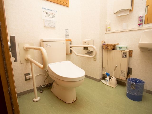 バリアフリートイレ設備 トイレ 手すり付きのトイレは、安全に配慮された設計で、ご利用の方々の自立をサポートいたします。