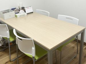 四人用の机がある食堂  