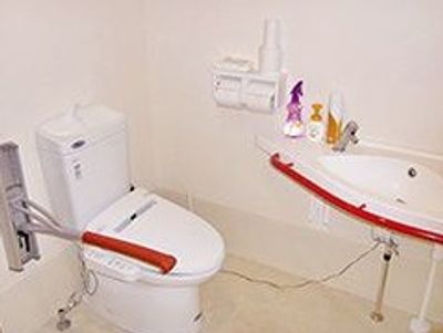 手すり付きのトイレ