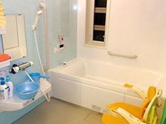 明るい浴室の設備