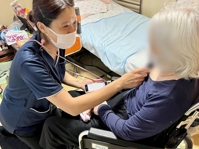 温かな交流の居室 居室 穏やかな雰囲気の中、職員が丁寧にケアを行う居室です。スタッフ同士の連携が大切です。