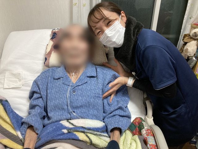 スタッフと利用者の交流 居室 温かい雰囲気の中で、スタッフと利用者の笑顔が見られる居室です。心地よい空間でのケアが魅力です。