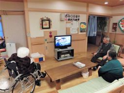 和室で憩う人々