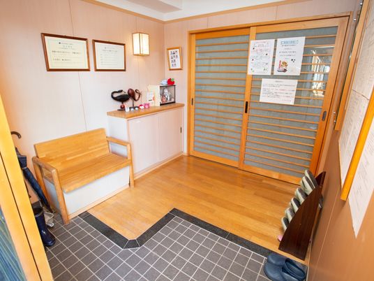 エントランスのベンチと掲示物