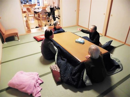 和室で語らう人々