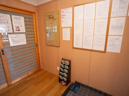 掲示物と靴箱の廊下