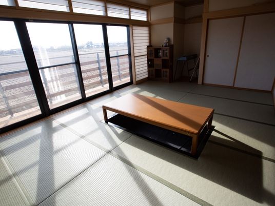 日差し入る和室空間