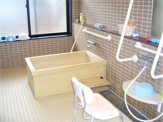 手すり付きの浴室設備