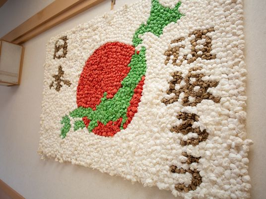 壁に掛けられた花の装飾