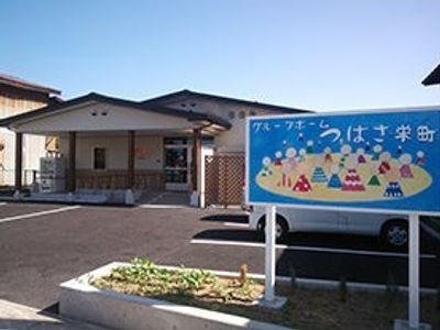 明るい建物とカラフルな看板