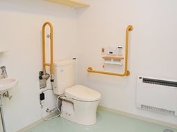 手すり付きの清潔なトイレ
