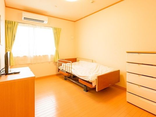 明るい居室のベッド  