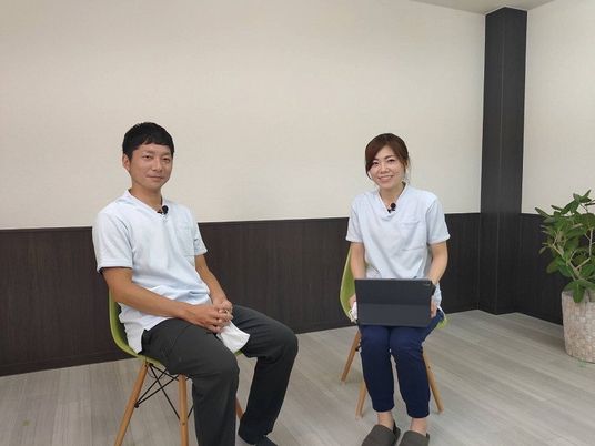 スタッフが座る応接室  