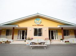 黄色い壁の明るい建物