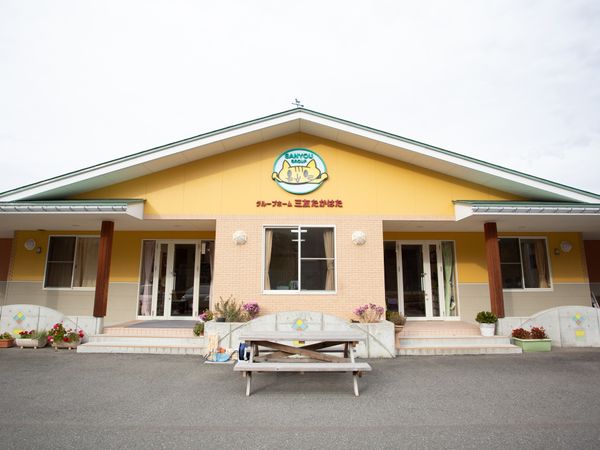 黄色い壁の明るい建物