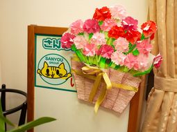 看板と折り紙の花
