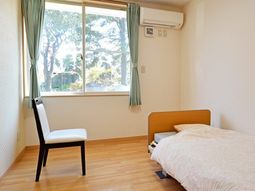 明るい居室の風景