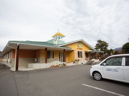 ゆったりとした外観の建物