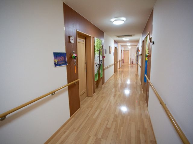 清潔な廊下の風景 廊下 清潔感のあふれる廊下は、のどかな装飾で彩られており、明るく開放的な雰囲気を醸し出しています。手すりは安全に配慮された設計で、誰もが心地よく歩ける空間です。
