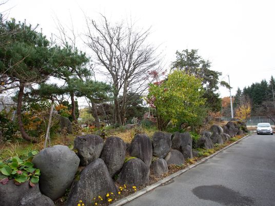 石垣と植栽のある外観