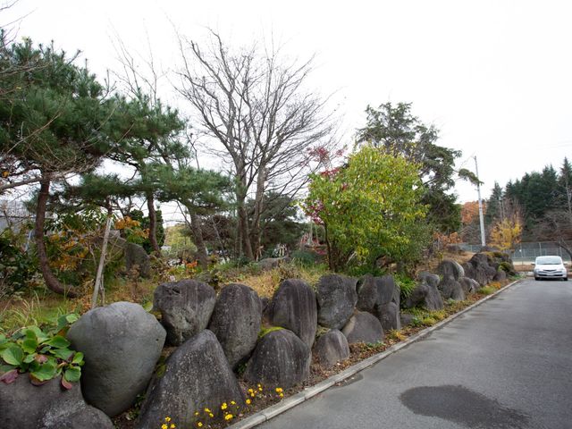 石垣と植栽のある外観 施設敷地 緑豊かな自然に囲まれた環境です。新鮮な空気と季節の移ろいを感じながら、心地よい時間を過ごせるでしょう。
