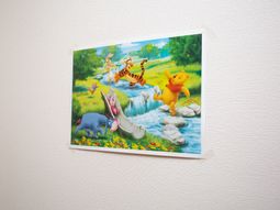 壁に掛けられたアート作品
