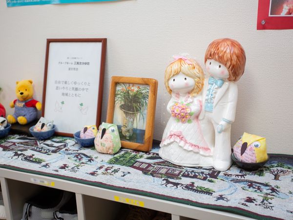 玩具と観葉植物の飾り棚
