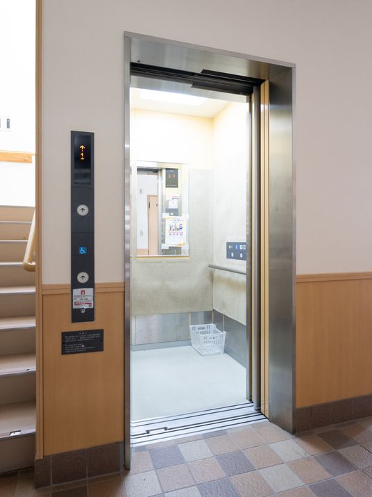 安全便利な移動手段エレベーター