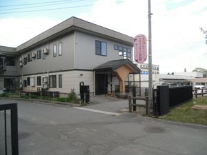 シンプルな入口の外観