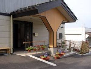植木鉢が並ぶ玄関