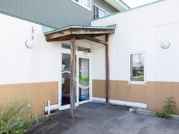 戸口付きの建物外観