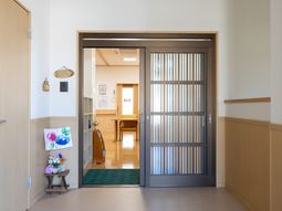 明るい入り口の廊下