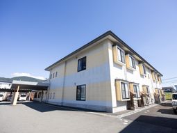 日差しが差し込む建物外観