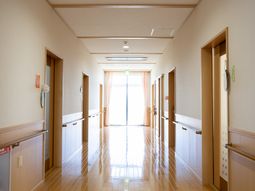 自然光が差し込む廊下