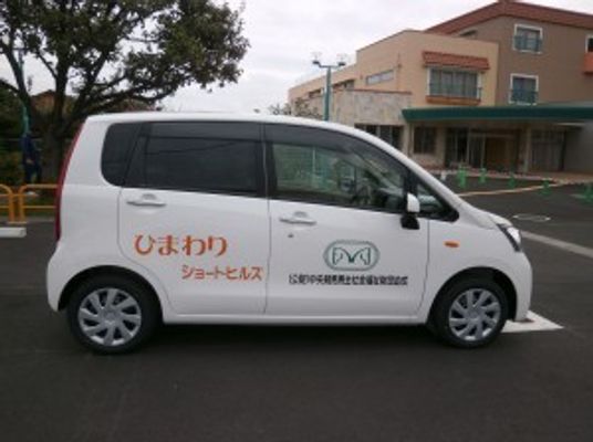 送迎車が停まる外観  