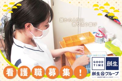 女性スタッフと薬棚