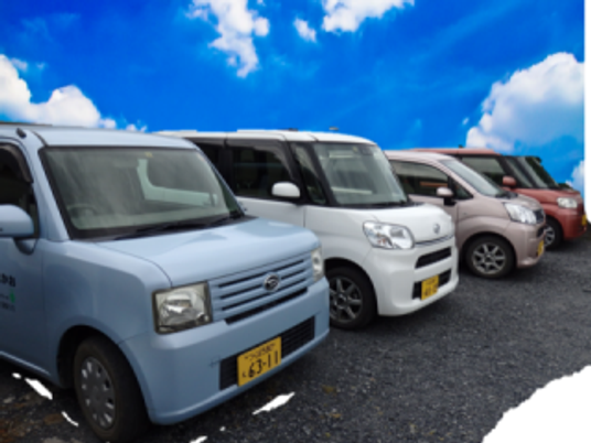 並ぶ送迎車の外観  