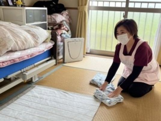 居室で清掃する職員  