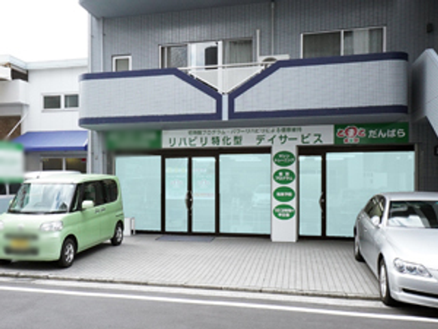 緑の車がある外観 外観 施設の外観には駐車場があり、車でのアクセスが便利です。施設周辺に自然光が入りやすいデザインです。