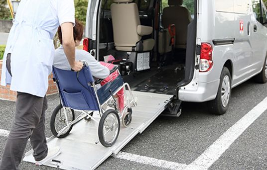車椅子と介助者の様子