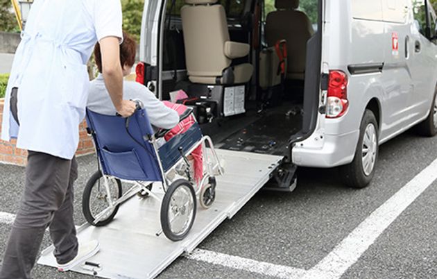 車椅子と介助者の様子