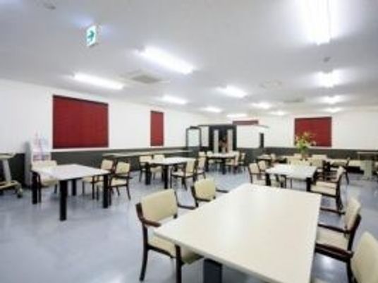 明るい食堂の様子  