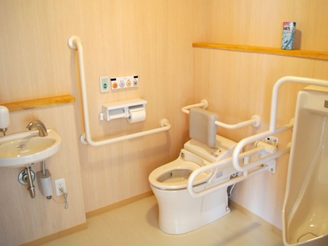 バリアフリー設計のトイレ トイレ 手すり付きで安全に配慮されたトイレです。使い勝手を考えた設計で、快適な日常をサポートします。