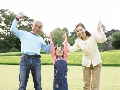 家族が笑顔で遊ぶ様子