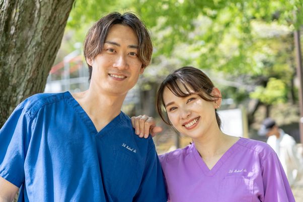 笑顔のスタッフ2人