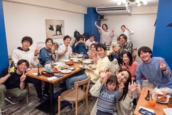 共に食事を楽しむ人々の食堂