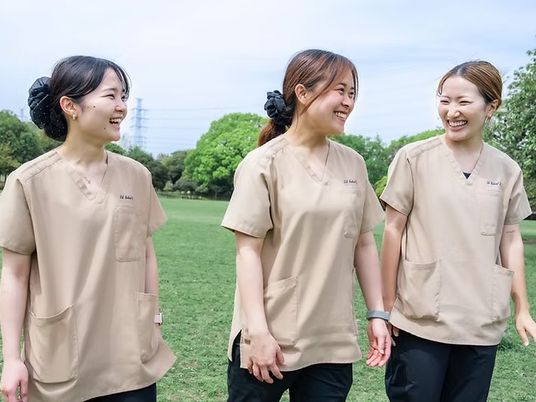 笑顔のスタッフと芝生広場  