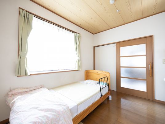 明るい窓がある居室