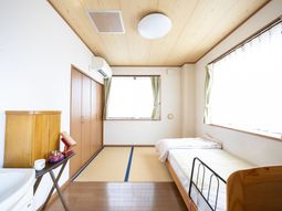 窓から光が差し込む部屋
