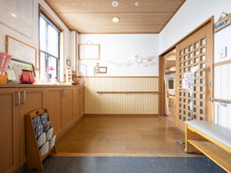 明るい入口の部屋